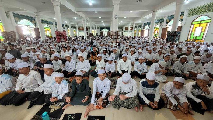 Puluhan Ribu Santri Amanatul Ummah Shalat Ghaib dan Tahlil untuk Korban Runtuhan Bangunan Al Khoziny