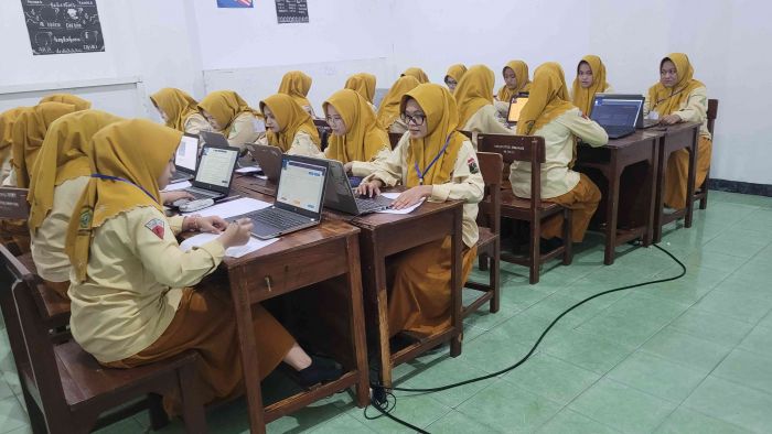 Ikuti TKA Penuh Konsentrasi, Santri Amanatul Ummah Dikawal ke PTN-Luar Negeri Tak Repotkan Orang Tua